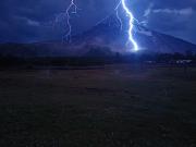 Una guardaparque captó la caída de un rayo en el volcán Lanín