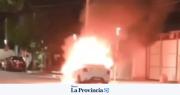 Impactante incendio de un remis en Rawson