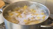 ¿Qué pasa si le pongo un chorro de vinagre al agua de cocción de la pasta?