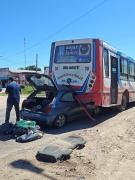 Milagro en Merlo: Se incrustó bajo un colectivo, pero salió caminando