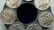 Buscá en los cajones: pagan una fortuna por una moneda de 25 centavos de 1994