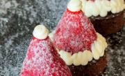 Receta para sorprender a todos en Navidad: bocaditos de chocolate y frutilla, en forma de gorrito de Papá Noel