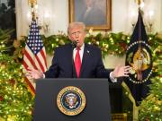 En un discurso combativo, Trump desvía la culpa por las preocupaciones económicas