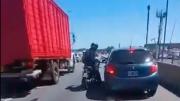 A las piñas: la violenta pelea entre un motociclista y un conductor en plena autopista Buenos Aires-La Plata