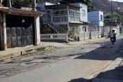 Persisten baches y grietas en la calle Ricaurte en Carabobo