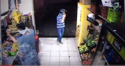 Tres ladrones encañonaron y asaltaron a un adolescente dentro de un almacén en Chimbas
