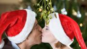El beso bajo el muérdago: el ritual navideño que sigue vigente en todo el mundo