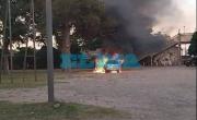 Impactante incendio de un auto en la estación de Tolosa: el vehículo quedó destruido 