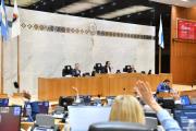 La emergencia electoral se coló en el debate de leyes económicas y desató un cruce en la Legislatura