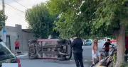 Impactante vuelco en Rawson: un auto terminó dado vuelta y de milagro no hubo heridos