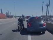 Riesgo extremo en la autopista a La Plata: piñas y patadas entre un motoquero y un automovilista