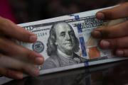 Dólar cae por debajo de $ 910 al inicio de la tarde en semana marcada por sorpresivo menor IPC de EEUU