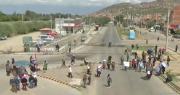 Vecinos bloquean la avenida Petrolera en Cochabamba y exigen abrogar el decreto 5503