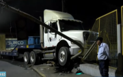 El Agustino: Tráiler derriba semáforo y choca contra complejo deportivo cerca de Puente Nuevo