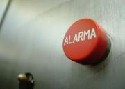 Vecinos no pueden dormir o hablar por teléfono por alarma de una casa que no deja de sonar