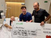 El hombre que desarmó a uno de los terroristas en Australia recibió una donación millonaria