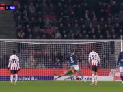 Cómo es la nueva técnica para los penales que desafía las reglas del fútbol y complica a los arqueros