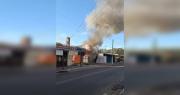 Voraz incendio consumió una librería en San Lorenzo
