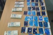 Apresan a dos sujetos con 46 tarjetas de débito en un banco y $ 4.468.000