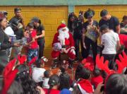 Santa y periodistas llevaron una buena noticia a cientos de niños en zonas de Caracas