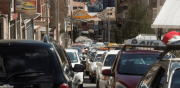 Transportistas paralizaron ciudades de Bolivia por corte de subsidios a combustibles