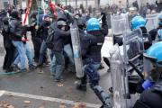 [Fotos] Enfrentamientos entre manifestantes y policía tras desalojo de centro social en Turín