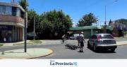 Fuerte choque entre una camioneta y una moto en Capital