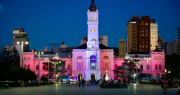 La Municipalidad de La Plata se iluminó con los colores de Estudiantes campeón