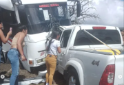 Un fallecido y varios heridos tras brutal choque entre camioneta y autobús en Guárico