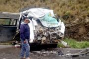 Colisión entre un bus y un minibús en la ruta Cochabamba  La Paz deja ocho muertos