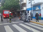Manejó cinco cuadras a contramano y provocó un impactante choque y vuelco en Flores: Venía borracho y nos llevó puestos