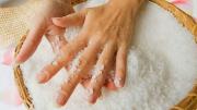 Cómo lavarse las manos con sal y arroz para limpiar las energías negativas: ritual efectivo