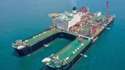 El mayor barco de construcción del planeta Tierra: eleva plataformas petroleras en segundos
