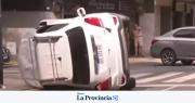 Manejó a contramano, chocó y volcó con un nene a bordo
