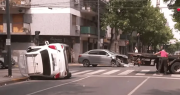 Condujo cinco cuadras en contramano, chocó a otro auto y volcó: hay seis heridos, entre ellos un nene