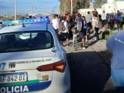 Trelew: robó un auto, atropelló a un hombre, volcó y terminó linchado por los vecinos