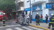Manejó cinco cuadras a contramano en Flores, chocó contra otro auto y volcó: hay seis heridos