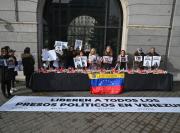 Venezolanos en Madrid recrean una mesa de Navidad para mostrar el hueco vacío que dejan los presos políticos