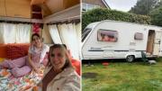 Se mudó a una casa rodante frente a la casa de su abuelo para acompañarlo tras quedar viudo