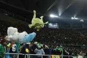 España: emocionante lluvia de peluches en el descanso de la goleada del Real Betis