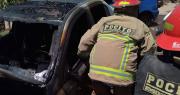 Voraz incendio consumió un auto en Pocito: sospechan que fue un accidente con pirotecnia