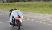Investigan quién es el motociclista filmado en maniobras extremas