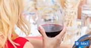 ¿Por qué el alcohol afecta más a las mujeres que a los hombres? Expertos debaten las causas