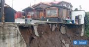 Vivienda está en riesgo de caer a estero tras remoción en masa en Quellón