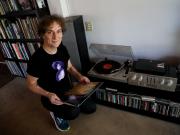 Fernando Samalea cuenta más secretos del rock en su nuevo libro, y toca en vivo con múltiples proyectos