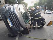 Chocó contra un auto estacionado y volcó en Villa Luro: la conductora tenía 2,24 de alcohol en sangre