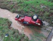 Tragedia vial en Canindeyú: dos muertos tras caer una camioneta a un arroyo