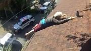 VIDEO: Rescatan a un abuelito que quedó colgando de un tercer piso mientras limpiaba el techo de su casa