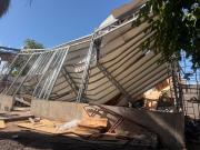 Colapsó un techo de caños y chapas en Maipú y provocó siete heridos