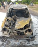 Triple choque en Luján: colisionó contra un auto y un micro y se incendió